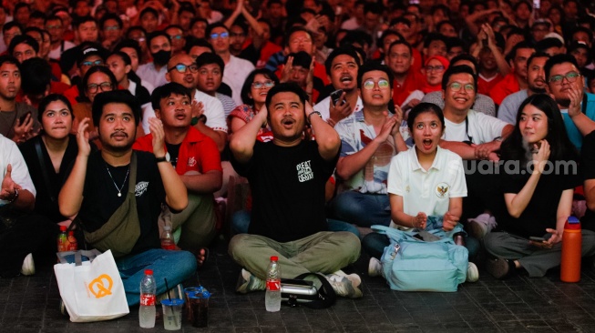 Warga dan Suporter Nonton Bareng (Nobar) pertandingan AFC Asian Cup U-23 antara Timnas Indonesia Melawan Uzbekistan di Stadion Gelora Bung Karno (SUGBK), Jakarta, Senin (29/4/2024). [Suara.com/Alfian Winanto]