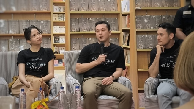 Hengkang ke New York, Nicholas Saputra Kena Mental Illness di The Architecture of Love