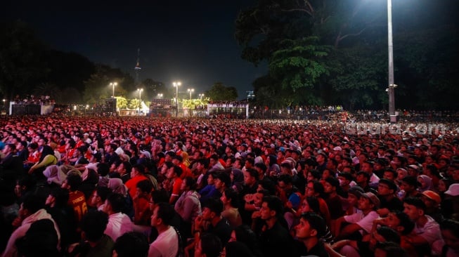 Warga dan Suporter Nonton Bareng (Nobar) pertandingan AFC Asian Cup U-23 antara Timnas Indonesia Melawan Uzbekistan di Stadion Gelora Bung Karno (SUGBK), Jakarta, Senin (29/4/2024). [Suara.com/Alfian Winanto]