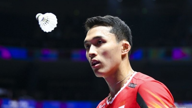 Pebulu tangkis tunggal putra Indonesia Jonatan Christie bersiap melakukan servis pada pertandingan babak kualifikasi grup Piala Thomas 2024 melawan pebulu tangkis Inggris Nadeem Dalvi di Chengdu Hi Tech Zone Sports Center Gymnasium, Chengdu, China, Sabtu (27/4/2024). ANTARA FOTO/Galih Pradipta/aww.