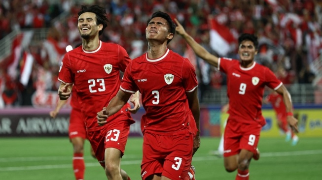 Ekspresi bek Timnas Indonesia U-23, Muhammad Ferarri (tengah) pada laga semifinal Piala Asia U-23 2024 di Stadion Abdullah bin Khalifa, Doha, Qatar, Senin (29/4/2024) malam WIB. [KARIM JAAFAR / AFP]