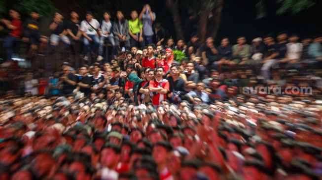 Warga dan Suporter Nonton Bareng (Nobar) pertandingan AFC Asian Cup U-23 antara Timnas Indonesia Melawan Uzbekistan di Stadion Gelora Bung Karno (SUGBK), Jakarta, Senin (29/4/2024). [Suara.com/Alfian Winanto]