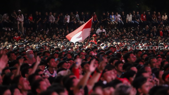 Warga dan Suporter Nonton Bareng (Nobar) pertandingan AFC Asian Cup U-23 antara Timnas Indonesia Melawan Uzbekistan di Stadion Gelora Bung Karno (SUGBK), Jakarta, Senin (29/4/2024). [Suara.com/Alfian Winanto]