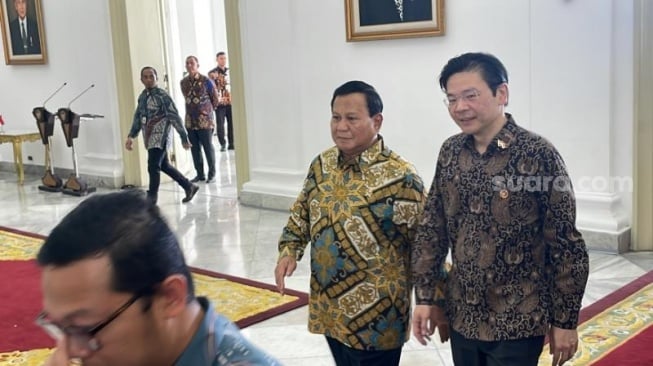 Menteri Pertahanan sekaligus presiden terpilih, Prabowo Subianto jalan berdampingan dengan PM Singapura terpilih Lawrence Wong di Istana Kepresidenan Bogor, Jawa Barat, Senin (29/4/2024). (Suara.com/Novian)