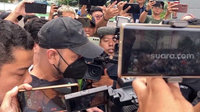 Artis Rio Reifan jelang pemeriksaan kesehatan usai tertangkap narkoba di Mapolres Metro Jakarta Barat, Senin (29/4/2024). [Suara.com/Adiyoga Priyambodo]