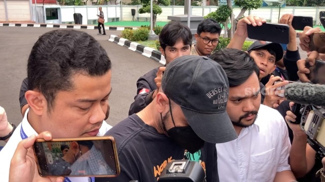 Artis Rio Reifan jelang pemeriksaan kesehatan usai tertangkap narkoba di Mapolres Metro Jakarta Barat, Senin (29/4/2024). [Suara.com/Adiyoga Priyambodo]