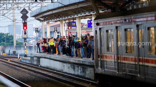 Penumpang menunggu kedatangan Commuterline di Stasiun Manggarai, Jakarta, Senin (29/4/2024). [Suara.com/Alfian Winanto]