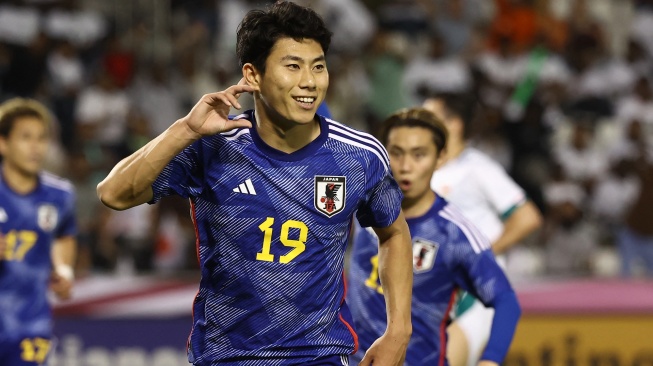 Penyerang Jepang Mao Hosoya selebrasi usai mencetak gol saat pertandingan semifinal Piala Asia U23 2024 antara Jepang melawan Irak di Stadion Jassim Bin Hamad, Doha, Qatar, Senin (29/4/2024). [Karim JAAFAR / AFP]