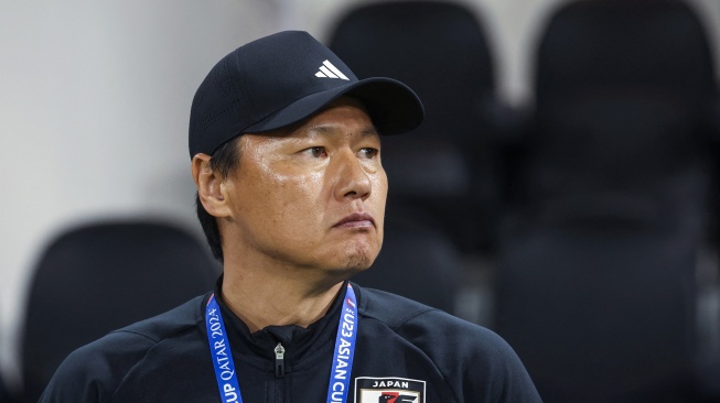 Pelatih Jepang Go Oiwa melihat ke lapangan saat pertandingan semifinal Piala Asia U23 2024 antara Jepang melawan Irak di Stadion Jassim Bin Hamad, Doha, Qatar, Senin (29/4/2024). [Karim JAAFAR / AFP]