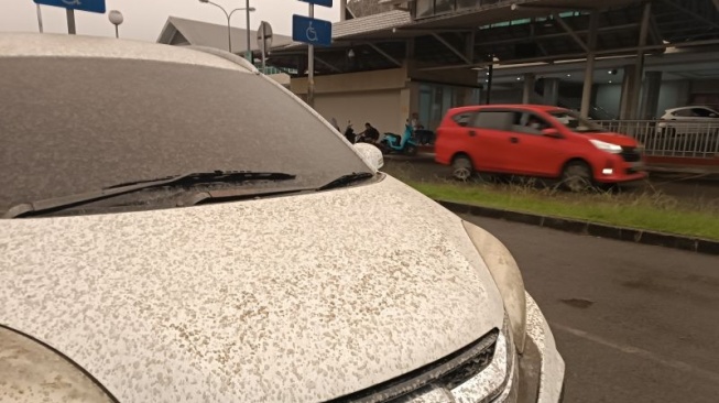 Bandara Sam Ratulangi Diselimuti Debu Vulkanik Tipis Pasca Erupsi Gunung Ruang!