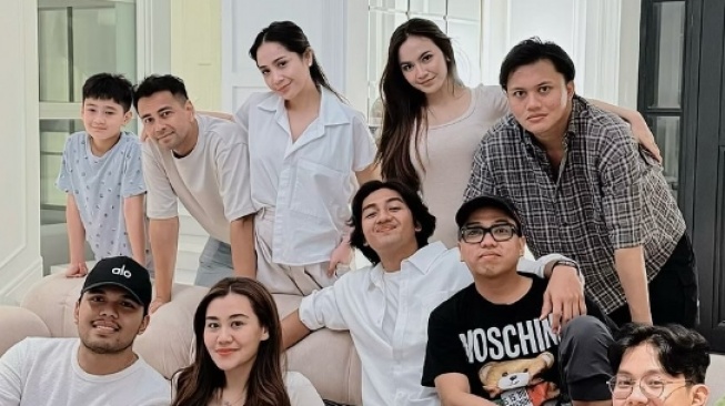 Rizky Febian, Mahalini, Thariq Halilintar dan Aaliyah Massaid ke rumah Raffi Ahmad. (Instagram/@raffinagita1717)