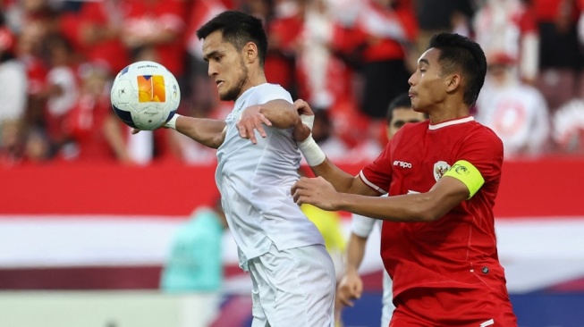 Bek Timnas Indonesia U-23, Rizky Ridho (kanan) tampil pada laga semifinal Piala Asia U-23  2024 kontra Uzbekistan di Stadion Abdullah bin Khalifa, Doha, Qatar, Senin (29/4/2024) malam WIB. [KARIM JAAFAR / AFP]