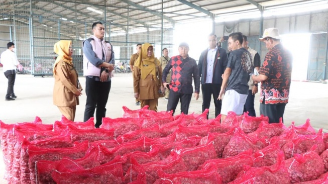 Satgas Pangan Polri mengecek hasil pertanian bawang merah di wilayah Brebes, Jawa Tengah. [Dok. Polri]