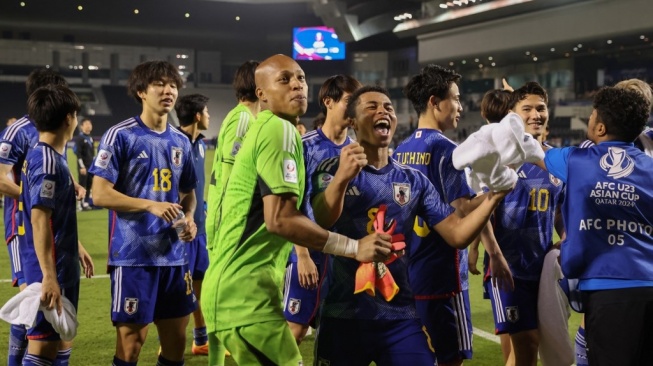 Para pemain Jepang merayakan kemenangan pertandingan semifinal Piala Asia U23 AFC Qatar 2024 antara Jepang dan Irak di Stadion Jassim Bin Hamad di Doha pada 29 April 2024.KARIM JAAFAR / AFP
