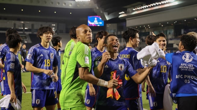 Para pemain Jepang merayakan kemenangan usai pertandingan semifinal Piala Asia U23 2024 antara Jepang melawan Irak di Stadion Jassim Bin Hamad, Doha, Qatar, Senin (29/4/2024). [Karim JAAFAR / AFP]