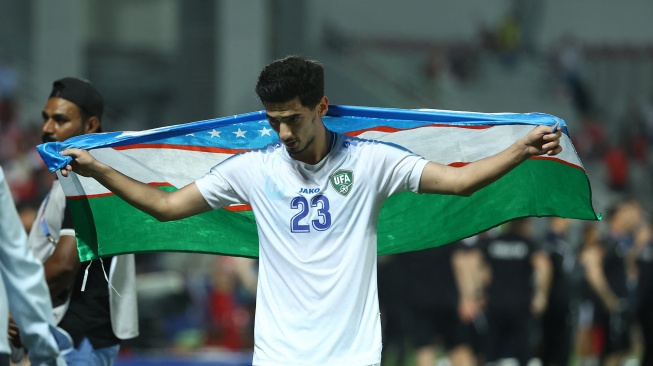 PGelandang Uzbekistan Abdurauf Boriyev merayakan kemenangan pertandingan semifinal Piala Asia U23 2024 antara Indonesia melawan Uzbekistan di Stadion Abdullah bin Khalifa, Doha, Qatar, Senin (29/4/2024). [Karim JAAFAR / AFP]