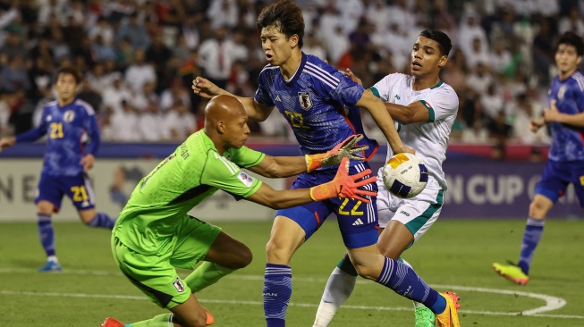 Penjaga gawang Jepang menangkap bola saat pertandingan semifinal Piala Asia U23 2024 antara Jepang melawan Irak di Stadion Jassim Bin Hamad, Doha, Qatar, Senin (29/4/2024). [Karim JAAFAR / AFP]
