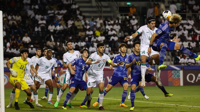 Bek Jepang Hiroki Sekine dan gelandang Irak Karrar Mohammed Ali bersaing untuk mendapatkan sundulan saat pertandingan semifinal Piala Asia U23 2024 antara Jepang melawan Irak di Stadion Jassim Bin Hamad, Doha, Qatar, Senin (29/4/2024). [Karim JAAFAR / AFP]
