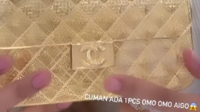 Tas emas menyerupai Chanel Flap Bag yang diduga dipakai Suci Golek ibu mertua Putri Isnari. (Instagram/@toko_emas_matahari)
