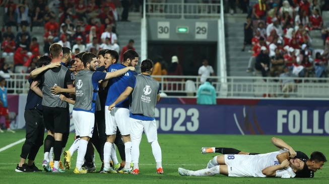 Para pemain Uzbekistan melakukan selebrasi menyusul gol bunuh diri yang dicetak Indonesia saat pertandingan semifinal Piala Asia U23 2024 antara Indonesia melawan Uzbekistan di Stadion Abdullah bin Khalifa, Doha, Qatar, Senin (29/4/2024). [Karim JAAFAR / AFP]