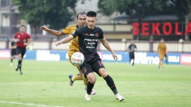 Gelandang Persis Solo, Sho Yamamoto berusaha melindungi bola dari gangguan bek Bhayangkara Presisi Indonesia, Muhammad Fatchu Rohman dalam laga pekan ke-34 BRI Liga 1 2023/2024 di Stadion PTIK Jakarta, Selasa (30/5/2024) sore. Persis Solo menang 1-0 lewat gol Alexis Messidoro. [Dok Persis Solo]