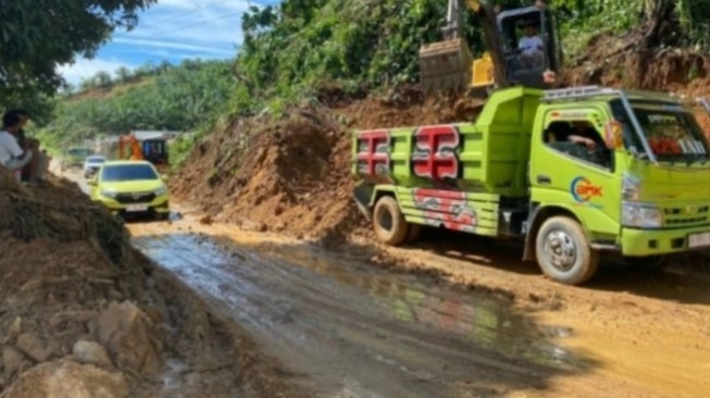 Longsor Tutup Trans Sulawesi di Mamuju Tengah