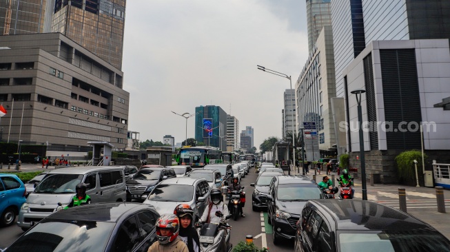 Sejumlah kendaraan terjebak kemacetan di kawasan Bundaran HI, Jakarta, Rabu (1/5/2024). [Suara.com/Alfian Winanto]