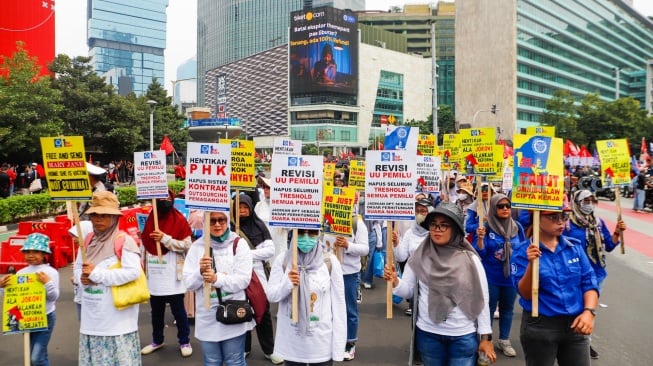 Massa Buruh dari berbagai elemen melakukan aksi unjuk rasa untuk memperingati Hari Buruh atau May Day di kawasan Bundaran HI, Jakarta, Rabu (1/5/2024). [Suara.com/Alfian Winanto]