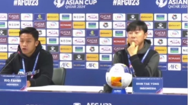 Rio Fahmi dan Shin Tae-yong menjalani sesi jumpa pers jelang Timnas Indonesia U-23 melawan Irak, Rabu (1/5/2024). [Tangkapan layar Instagram @ngapakfootball]