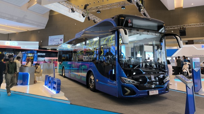Bus listrik PT Mobil Anak Bangsa di arena PEVS 2024, Selasa (30/4/2024). [Suara.com/Liberty Jemadu]