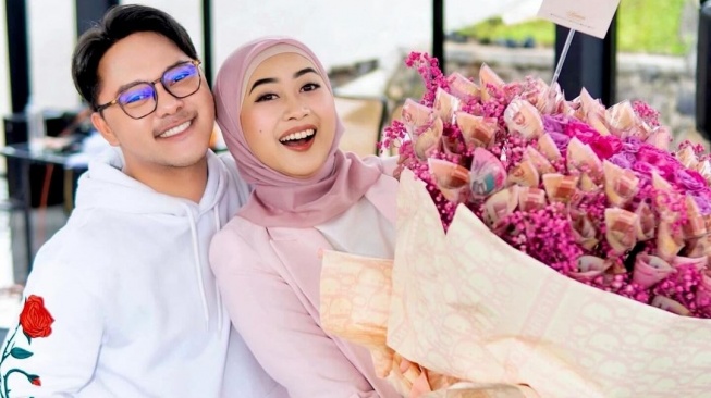 Danang DA Pegang-Pegang Happy Asmara di Panggung, Istri Cemburu: Harus Kayak Gitu ya?