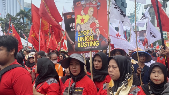 Aksi KASBI dalam Peringatan Hari Buruh Internasional yang digelar di Kawasan Patung Kuda, Jalan Medan Merdeka, Jakarta, Rabu (1/5/2024). [Suara.com/Faqih]