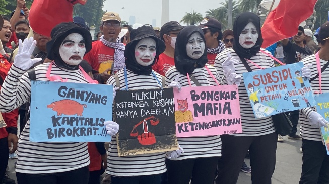 Massa buruh saat memperingati May Day 2024 di kawasan Patung Kuda, Jakarta. (Suara.com/Faqih)