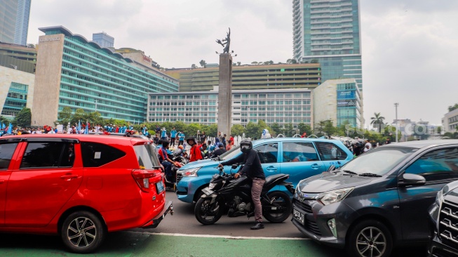 Sejumlah kendaraan terjebak kemacetan di kawasan Bundaran HI, Jakarta, Rabu (1/5/2024). [Suara.com/Alfian Winanto]