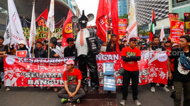 Massa Buruh dari berbagai elemen melakukan aksi unjuk rasa untuk memperingati Hari Buruh atau May Day di kawasan Bundaran HI, Jakarta, Rabu (1/5/2024). [Suara.com/Alfian Winanto]