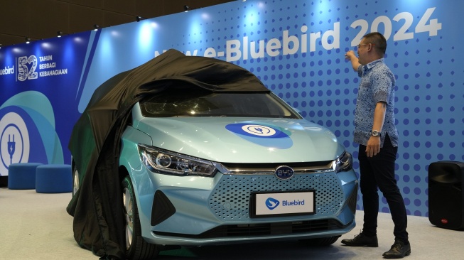 Chief Sustainability Officer PT Blue Bird, Andrew Arristianto memperkenalkan amunis baru di armada taksi listrik Bluebird, BYD e6 Gen 2 di PEVS 2024, Selasa (30/4/2024). [Dok Bluebird]