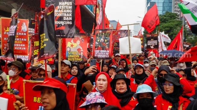 Massa Buruh dari berbagai elemen melakukan aksi unjuk rasa untuk memperingati Hari Buruh atau May Day di kawasan Bundaran HI, Jakarta, Rabu (1/5/2024). [Suara.com/Alfian Winanto]