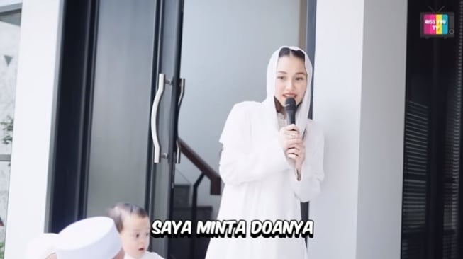 Momen Ayu Ting Ting Syukuran Rumah Baru (YouTube Qiss You TV)