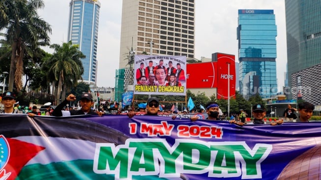 Massa Buruh dari berbagai elemen melakukan aksi unjuk rasa untuk memperingati Hari Buruh atau May Day di kawasan Bundaran HI, Jakarta, Rabu (1/5/2024). [Suara.com/Alfian Winanto]