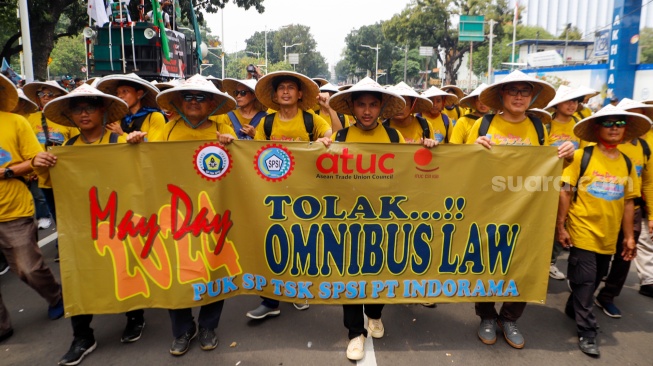 Massa Buruh dari berbagai elemen melakukan aksi unjuk rasa untuk memperingati Hari Buruh atau May Day di kawasan Patung Kuda, Jakarta, Rabu (1/5/2024). [Suara.com/Alfian Winanto]