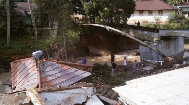 Satu Rumah Warga Tanah Datar Hancur Diterjang Arus Sungai, Begini Kronologinya