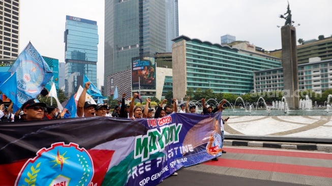 Massa Buruh dari berbagai elemen melakukan aksi unjuk rasa untuk memperingati Hari Buruh atau May Day di kawasan Bundaran HI, Jakarta, Rabu (1/5/2024). [Suara.com/Alfian Winanto]