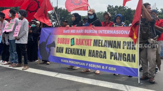 Massa buruh dari berbagai elemen menggelar aksi May Day 2024 di Jakarta. (Suara.com/Yaumal)