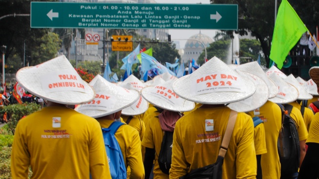 Massa Buruh dari berbagai elemen melakukan aksi unjuk rasa untuk memperingati Hari Buruh atau May Day di kawasan Patung Kuda, Jakarta, Rabu (1/5/2024). [Suara.com/Alfian Winanto]