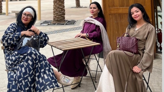 Gaya Mewah Dua Istri Menteri Yanti Airlangga dan Niena Kirana Berjalan-jalan di Riyadh (Instagram)