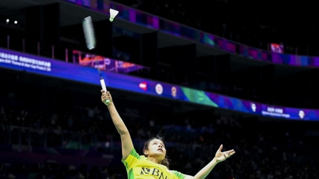 Foto arsip - Pebulu tangkis tunggal putri Indonesia Komang Ayu Cahya Dewi mengembalikan kok ke arah lawannya pebulu tangkis tunggal putri Uganda Gladys Mbabazi dalam babak kualifikasi grup Piala Uber 2024 di Chengdu Hi Tech Zone Sports Center Gymnasium, Chengdu, China, Senin (29/4/2024). ANTARA FOTO/Galih Pradipta/nym. (ANTARA FOTO/GALIH PRADIPTA)