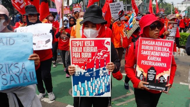 Massa Buruh dari berbagai elemen melakukan aksi unjuk rasa untuk memperingati Hari Buruh atau May Day di kawasan Bundaran HI, Jakarta, Rabu (1/5/2024). [Suara.com/Alfian Winanto]