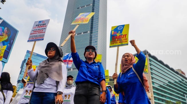 Massa Buruh dari berbagai elemen melakukan aksi unjuk rasa untuk memperingati Hari Buruh atau May Day di kawasan Bundaran HI, Jakarta, Rabu (1/5/2024). [Suara.com/Alfian Winanto]