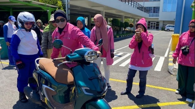 Tetap Aman dan Selalu Stylish, Begini Cara Kartini Muda Zaman Now Belajar Naik Motor