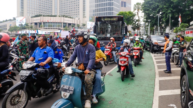 Sejumlah kendaraan terjebak kemacetan di kawasan Bundaran HI, Jakarta, Rabu (1/5/2024). [Suara.com/Alfian Winanto]